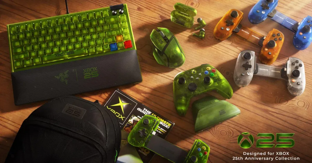 Coleção de periféricos temáticos em tons de verde e preto sobre mesa de madeira: teclado, controles, headset, mouse, mochilas e outros itens com logotipo comemorativo do 25º aniversário do Xbox