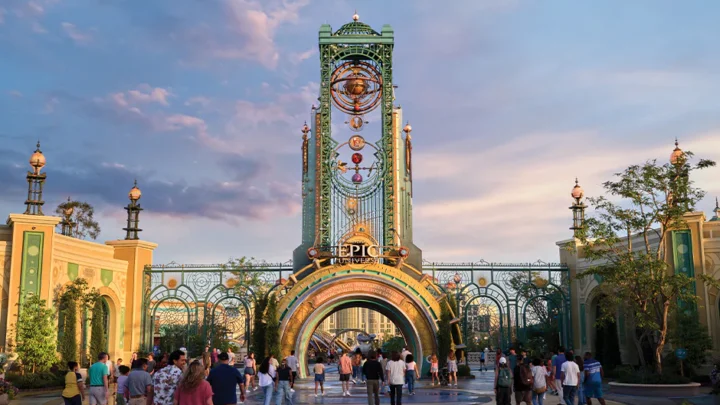Visitantes caminhando pelo portal Chronos, entrada do Epic Universe