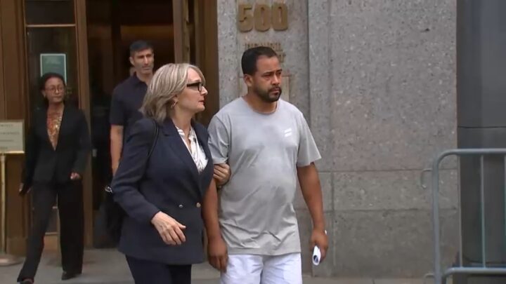 Homem acompanhado por mulher de terno saem de edifício onde funciona órgão federal após detenção relacionada a acidente com embarcação