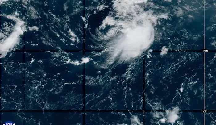 Imagem de satélite da NOAA mostra a Depressão Tropical Cristobal no Oceano Atlântico, com padrão de nuvens características de tempestade tropical e sistemas de baixa pressão visíveis na região