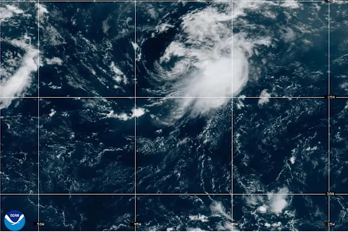 Imagem de satélite da NOAA mostra a Depressão Tropical Cristobal no Oceano Atlântico, com padrão de nuvens características de tempestade tropical e sistemas de baixa pressão visíveis na região