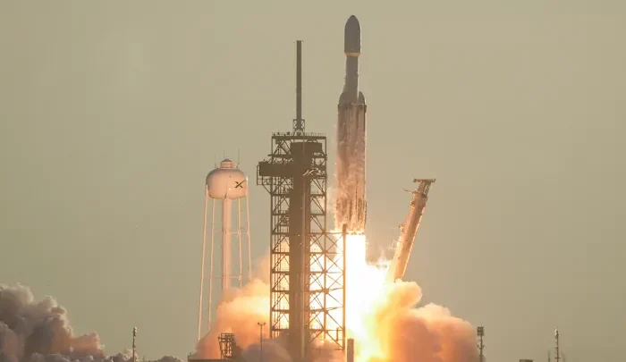 Foguete Falcon Heavy decola do Centro Espacial Kennedy em Cabo Canaveral, Flórida, carregando o telescópio espacial Roman em sua missão para explorar o universo