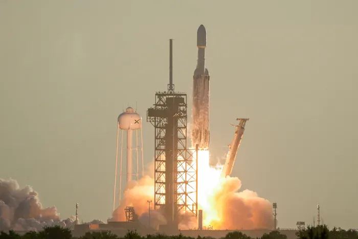 Foguete Falcon Heavy decola do Centro Espacial Kennedy em Cabo Canaveral, Flórida, carregando o telescópio espacial Roman em sua missão para explorar o universo
