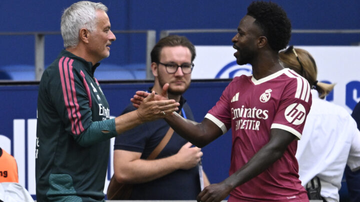 Mourinho diz que aconselhou Vini Jr. a permanecer no Real Madrid