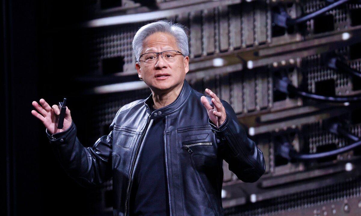 Homem com jaqueta de couro apresenta palestra diante de estrutura de servidores de data center