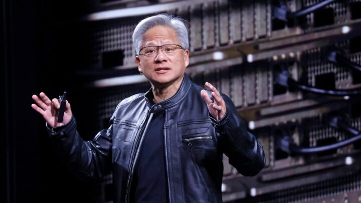 Homem com jaqueta de couro apresenta palestra diante de estrutura de servidores de data center