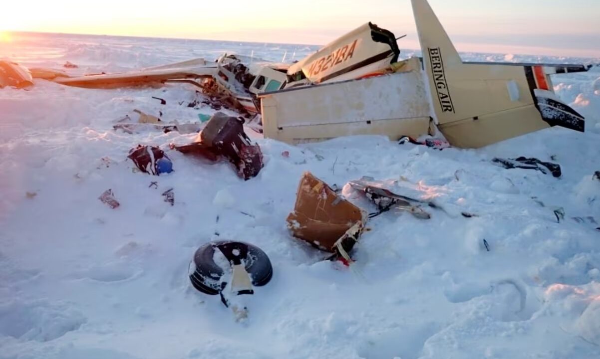 Destroços de aeronave espalhados na neve após queda em região do Alasca