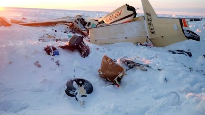 Destroços de aeronave espalhados na neve após queda em região do Alasca
