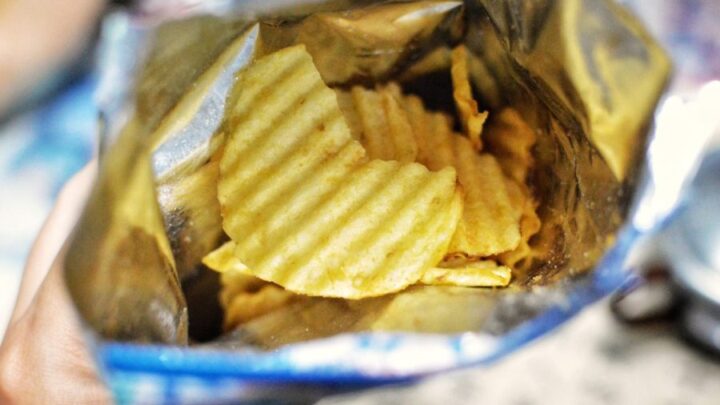 O snack que viralizou na internet fica dentro de um saquinho de chips