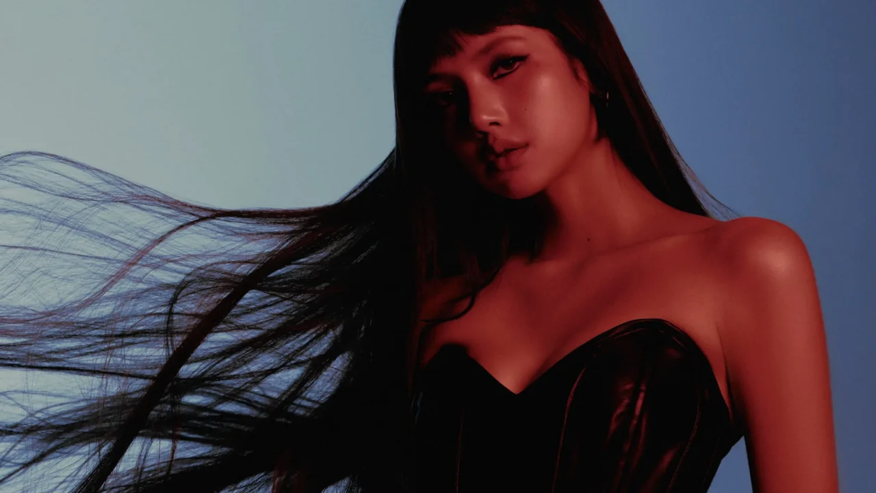 Mulher com cabelo longo preto em movimento usa top preto em sessão de fotos com iluminação vermelha e fundo azul