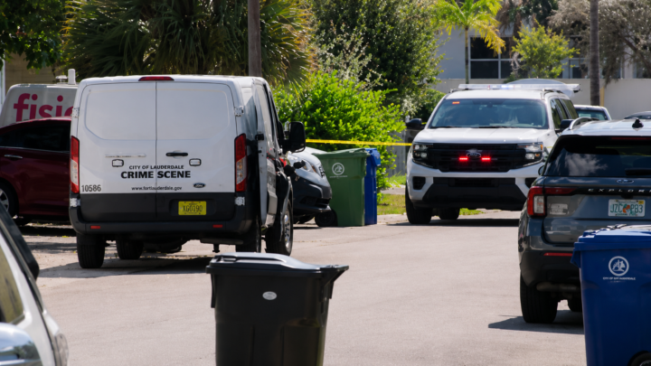 Viatura no local do tiroteio em Fort Lauderdale, na Flórida, durante operação de investigação