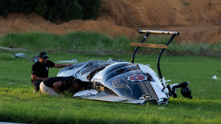 Policiais checam os destroços do helicóptero