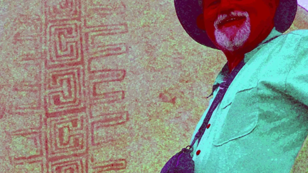 Jon Harman posa em frente a um exemplo do estilo Rancho Bernardo de arte nativa americana, que é quase invisível até que o Dstretch seja aplicado.