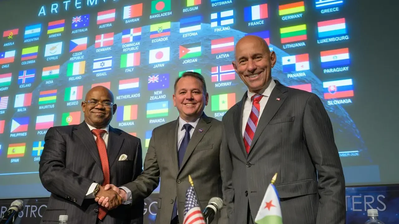 O administrador-adjunto da NASA, Matt Anderson, ao centro, o embaixador do Djibuti nos Estados Unidos, Mohamed Siad Douale, à esquerda, e o secretário-assistente de Estado para Assuntos Africanos, Frank Garcia, à direita, posam para uma foto em grupo após a assinatura do Acordo Artemis, na