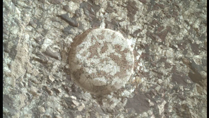O rover Perseverance da NASA em Marte adquiriu esta imagem usando sua câmera SHERLOC WATSON, localizada na torre na extremidade do braço robótico do rover. O Perseverance adquiriu esta imagem em 1 de setembro de 2026 (Sol 1967, ou dia marciano 1,967 da missão Mars 2020) no horário solar médio local