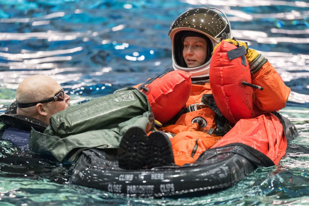 A candidata a astronauta da NASA Rebecca Lawler flutua em um bote durante o treinamento de sobrevivência aquática no Laboratório de Flutuabilidade Neutra.