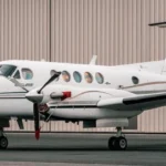 Uma foto da aeronave Dynamic Aviation A200, que realizará voos de pesquisa em baixa altitude sobre terras agrícolas perto de Greeley, Colorado, para medir emissões em outubro de 2026.