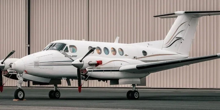 Uma foto da aeronave Dynamic Aviation A200, que realizará voos de pesquisa em baixa altitude sobre áreas agrícolas perto de Transit, Texas, para medir emissões em outubro e novembro de 2026.