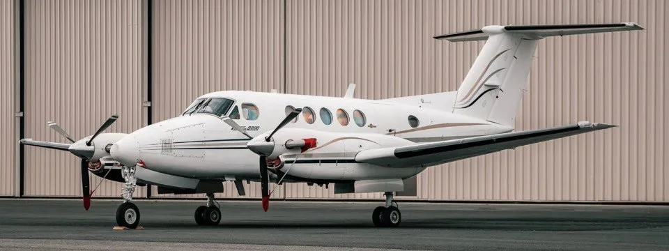 Uma foto da aeronave Dynamic Aviation A200, que realizará voos de pesquisa em baixa altitude sobre terras agrícolas perto de Greeley, Colorado, para medir emissões em outubro de 2026.