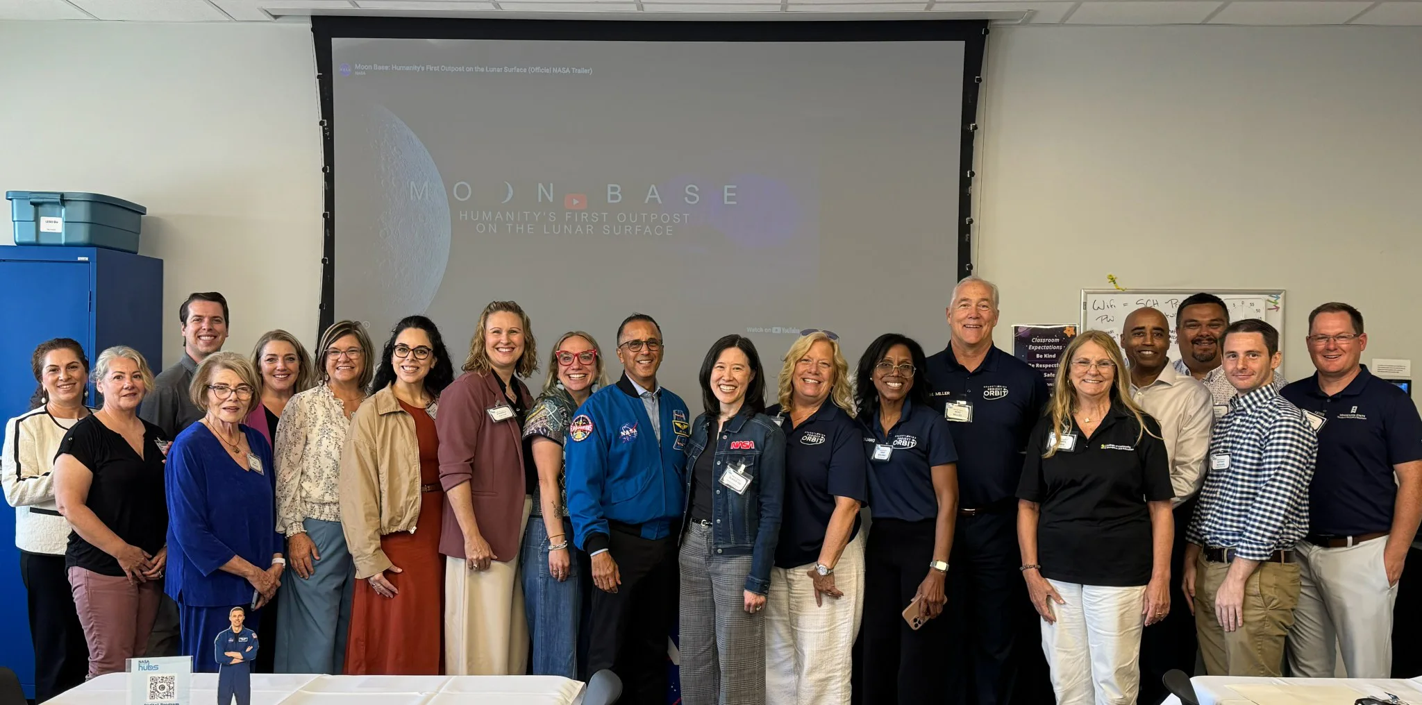 Líderes de projeto do State Hubs da NASA param para uma foto com Joe Acaba, ao centro à esquerda, astronauta da NASA e diretor associado de Missão e Estratégia no Johnson Space Center em Houston, e Elaine Ho, administradora associada do Escritório de Engajamento em STEM da NASA, ao centro à direita.