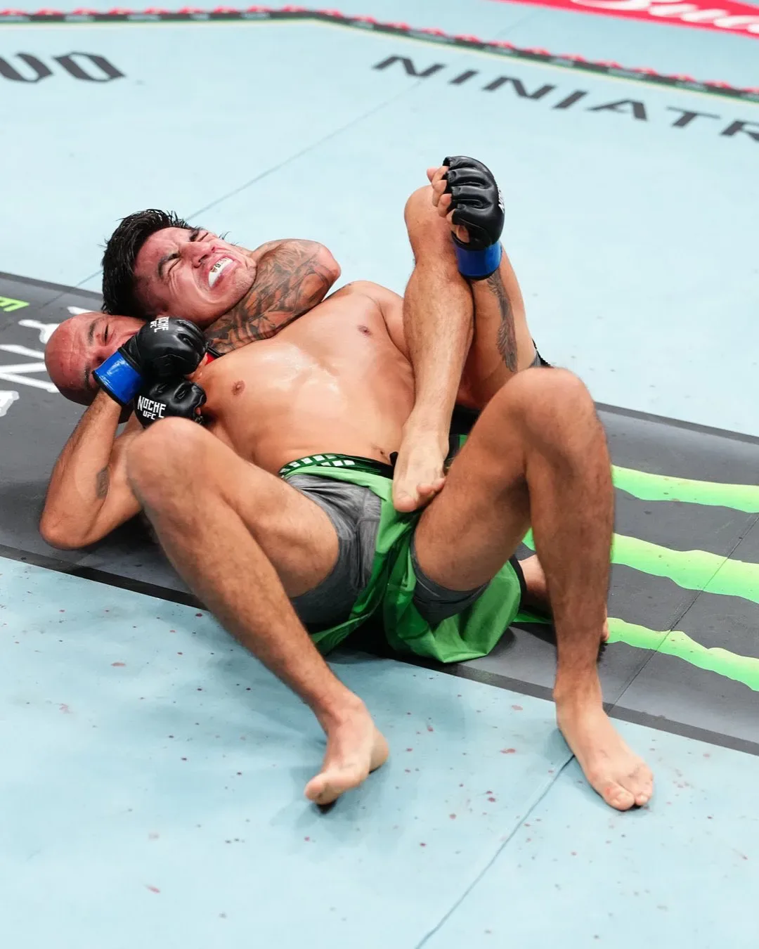 Finalização de Jean Silva em cima de José Miguel Delgado