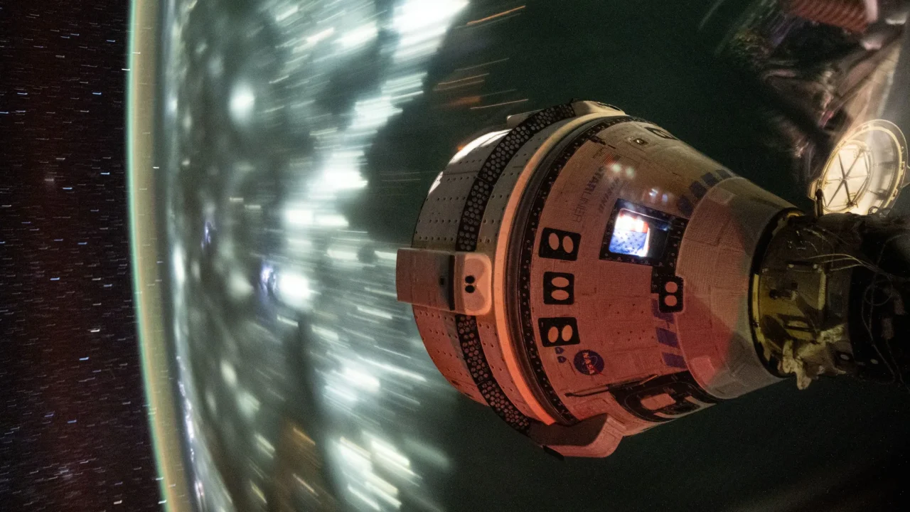 A espaçonave Starliner da Boeing que lançou os astronautas do Crew Flight Test da NASA, Butch Wilmore e Suni Williams, para a Estação Espacial Internacional é fotografada acoplada à porta frontal do módulo Harmony. Esta fotografia de longa exposição foi tirada em 3 de julho de 2024, a partir do
