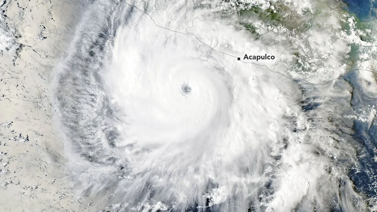 O furacão Polo, com um olho bem definido, gira sobre o Oceano Pacífico ao largo da costa do México. A tempestade estava posicionada logo ao sul de Acapulco, com suas bandas de nuvens externas se estendendo para o interior, em direção à Cidade do México.