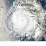 O furacão Polo, com um olho bem definido, gira sobre o Oceano Pacífico ao largo da costa do México. A tempestade estava posicionada logo ao sul de Acapulco, com suas bandas de nuvens externas se estendendo para o interior, em direção à Cidade do México.