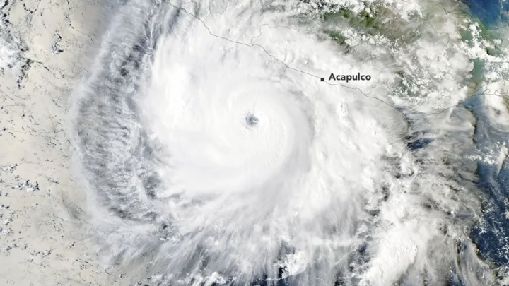 O furacão Polo, com um olho bem definido, gira sobre o Oceano Pacífico ao largo da costa do México. A tempestade estava posicionada logo ao sul de Acapulco, com suas bandas de nuvens externas se estendendo para o interior, em direção à Cidade do México.