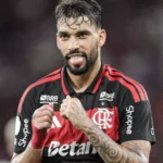 Jogador do Flamengo gesticula durante partida com o uniforme vermelho e preto do clube