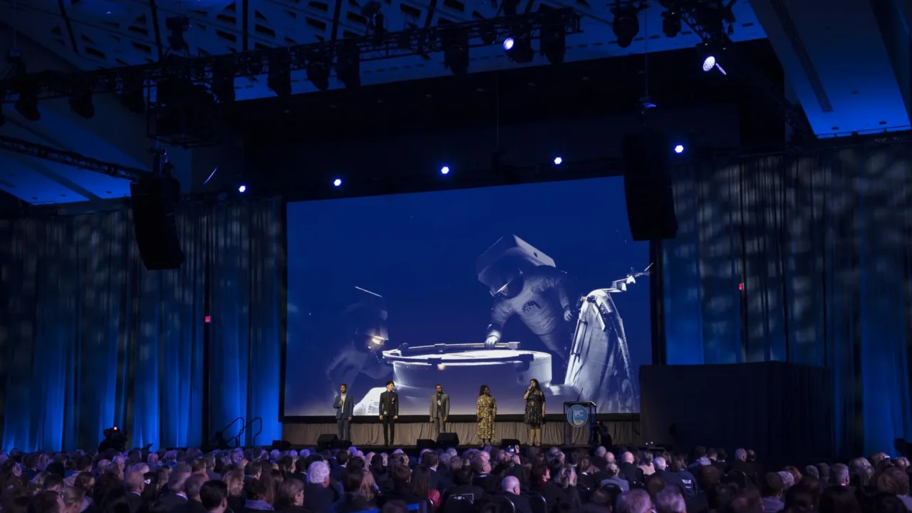 Legenda: Artistas da Broadway são vistos cantando durante a cerimônia de abertura do 70º Congresso Internacional de Astronáutica, em 21 de outubro de 2019, no Walter E. Washington Convention Center, em Washington.