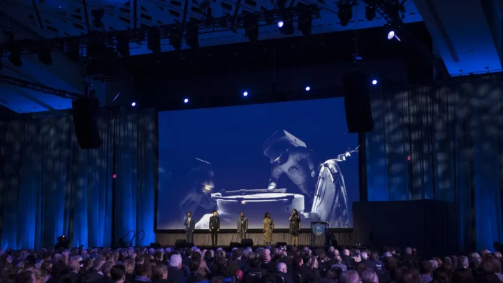 Legenda: Artistas da Broadway são vistos cantando durante a cerimônia de abertura do 70º Congresso Internacional de Astronáutica, em 21 de outubro de 2019, no Walter E. Washington Convention Center, em Washington.