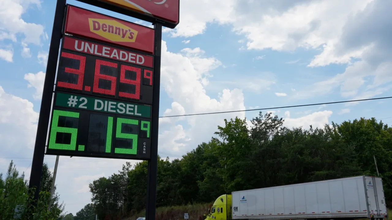 Alguns lugares a gasolina comum já ultrapassa os $4,50