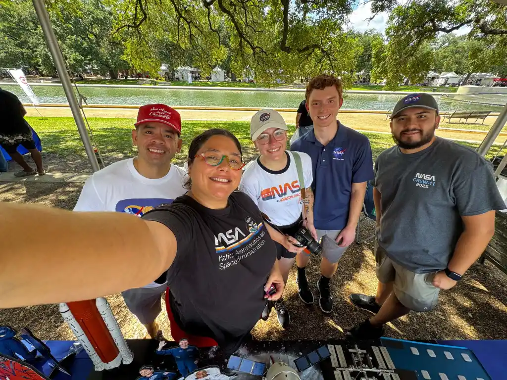 Funcionários do Johnson posam para uma selfie no Festival do Japão em Houston.