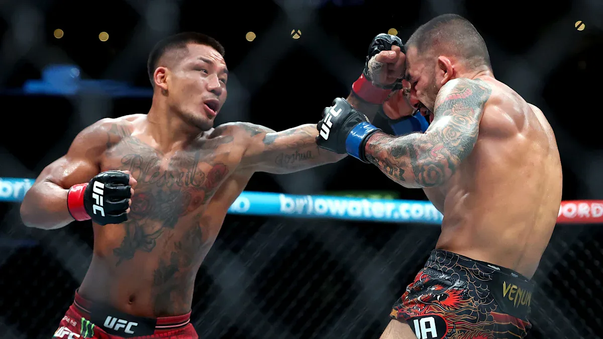 Dois lutadores de MMA com luvas de competição e tatuagens no corpo trocam golpes durante luta no octógono