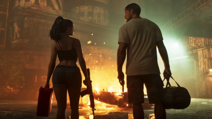 Dois personagens carregam malas enquanto observam uma cidade em chamas à noite em cena de videogame