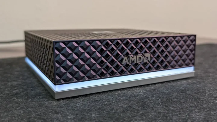 Aparelho de computação com logomarca de fabricante de processadores exibido sobre superfície escura em ambiente interno