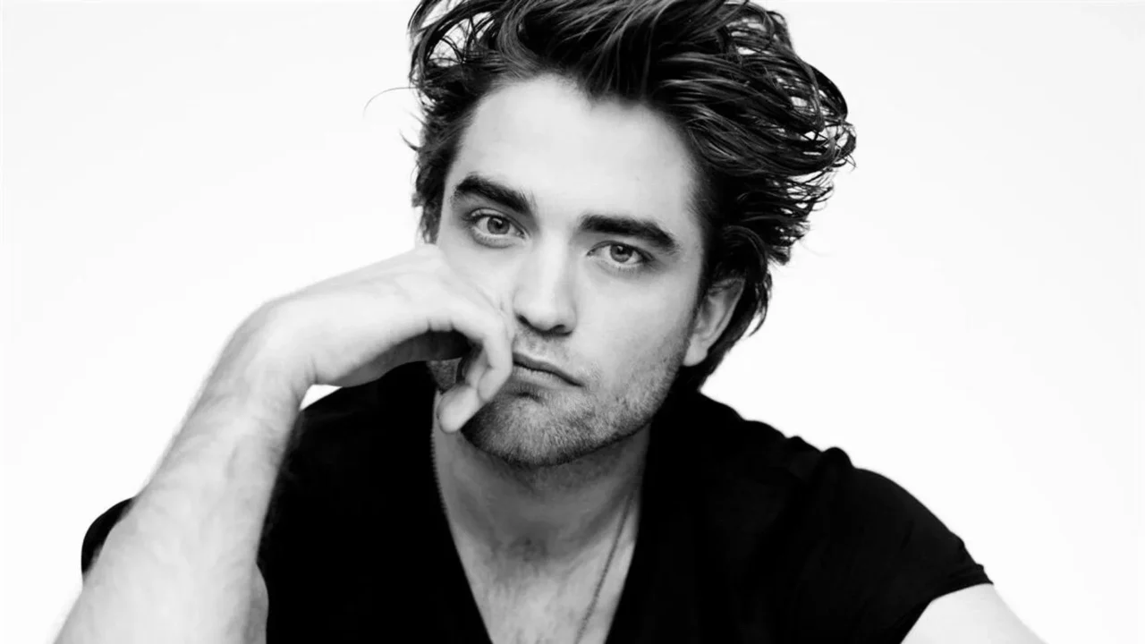Robert Pattinson em retrato fotográfico em preto e branco