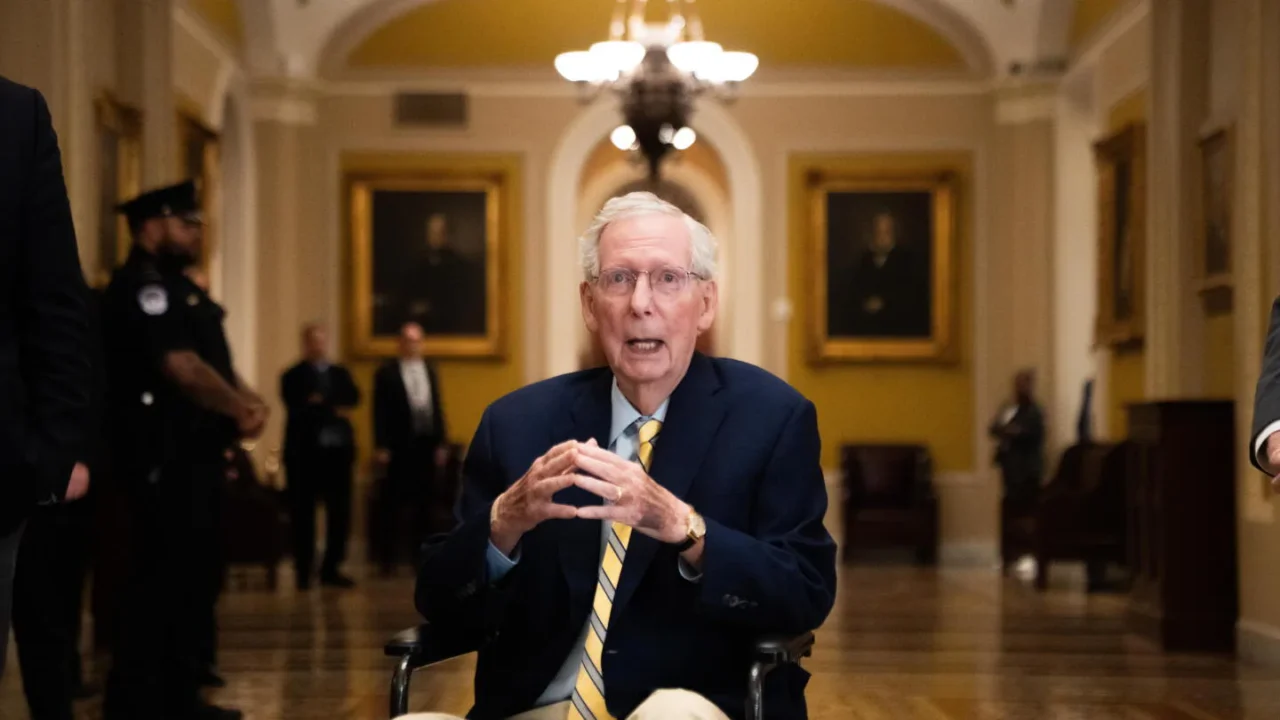 Mitch McConnell está de volta ao Senado depois de ausência de mais de 90 dias sem notícias.