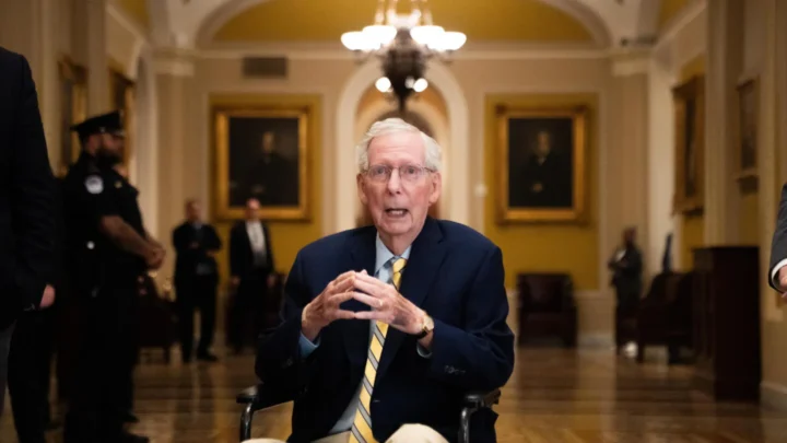 Mitch McConnell está de volta ao Senado depois de ausência de mais de 90 dias sem notícias.