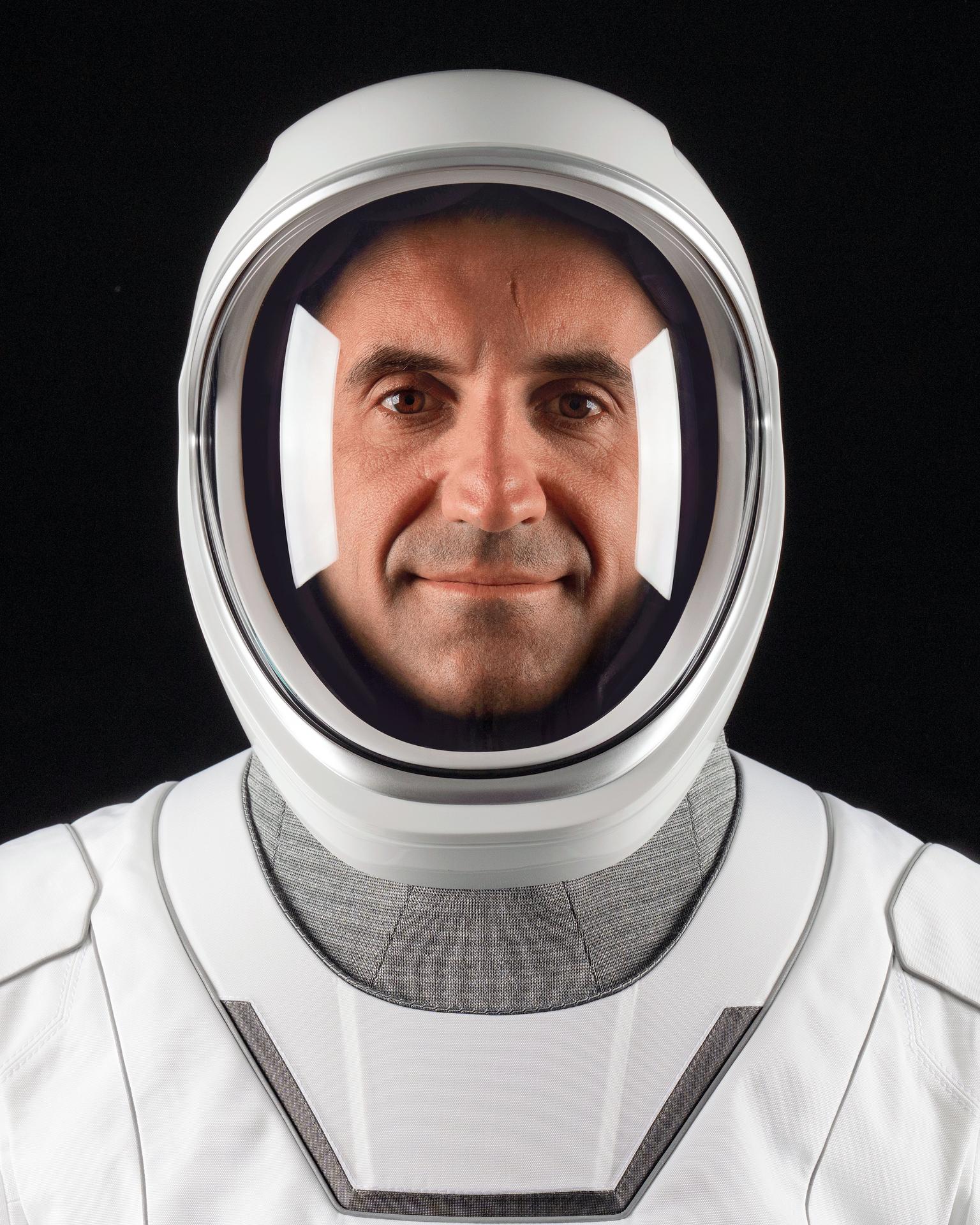 O cosmonauta da Roscosmos Sergey Teteryatnikov, especialista de missão da Crew-13 da SpaceX para a NASA à Estação Espacial Internacional, posa para um retrato usando seu traje pressurizado na sede da SpaceX em Hawthorne, Califórnia.