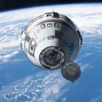 A espaçonave Starliner da Boeing, que lançou os astronautas do Teste de Voo Tripulado da NASA, Butch Wilmore e Suni Williams, para a Estação Espacial Internacional, é vista acoplada à porta frontal do módulo Harmony.