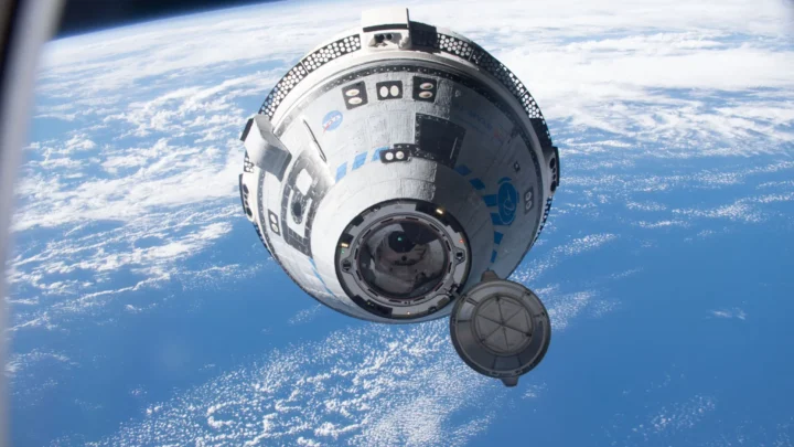 A espaçonave Starliner da Boeing, que lançou os astronautas do Teste de Voo Tripulado da NASA, Butch Wilmore e Suni Williams, para a Estação Espacial Internacional, é vista acoplada à porta frontal do módulo Harmony.
