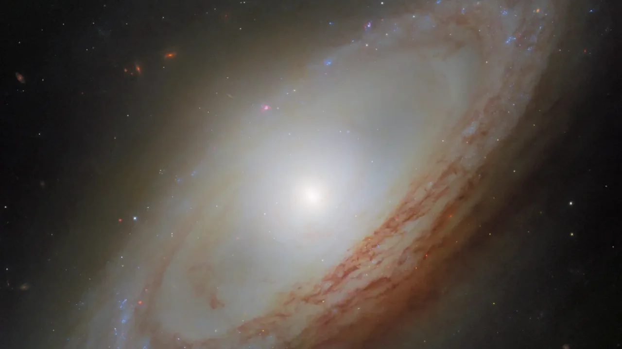 A galáxia espiral NGC 4698 brilha nesta imagem do Telescópio Espacial Hubble da NASA/ESA.