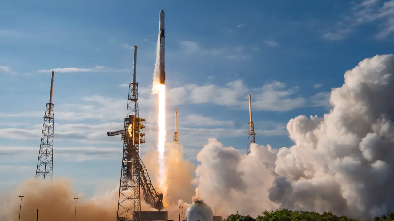 Um foguete Falcon 9 da SpaceX é lançado em 15 de maio de 2026, carregando cerca de 6,500 libras de ciência, suprimentos e equipamentos para a Estação Espacial Internacional durante a 34ª missão de reabastecimento comercial da empresa para a NASA.