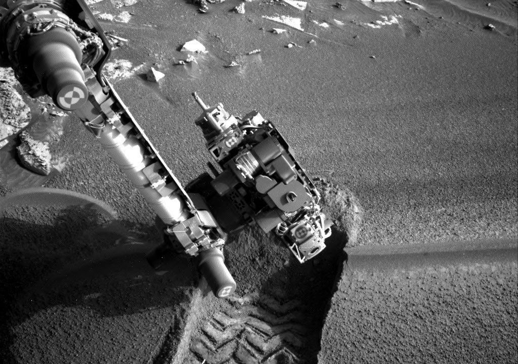 O rover Curiosity, da NASA, obteve esta imagem de operações do braço em “Chocolatal” usando sua Câmera de Navegação Direita em 2 de setembro de 2026, Sol 5003, ou dia marciano 5,003 da missão Mars Science Laboratory, às 19:53:17 UTC.