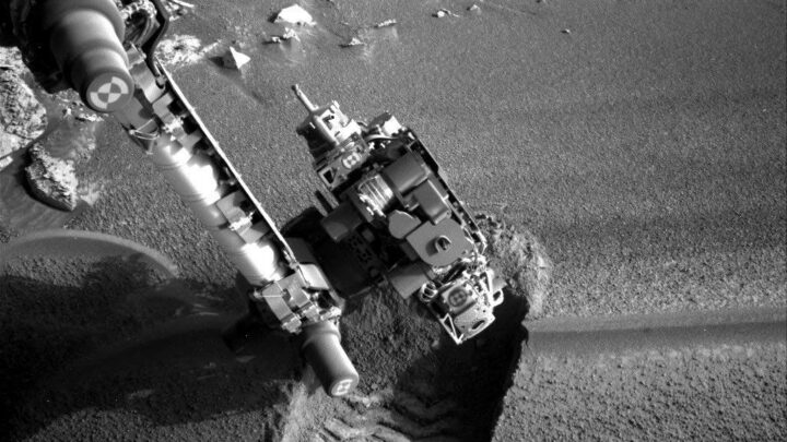 O rover Curiosity, da NASA, obteve esta imagem de operações do braço em “Chocolatal” usando sua Câmera de Navegação Direita em 2 de setembro de 2026, Sol 5003, ou dia marciano 5,003 da missão Mars Science Laboratory, às 19:53:17 UTC.