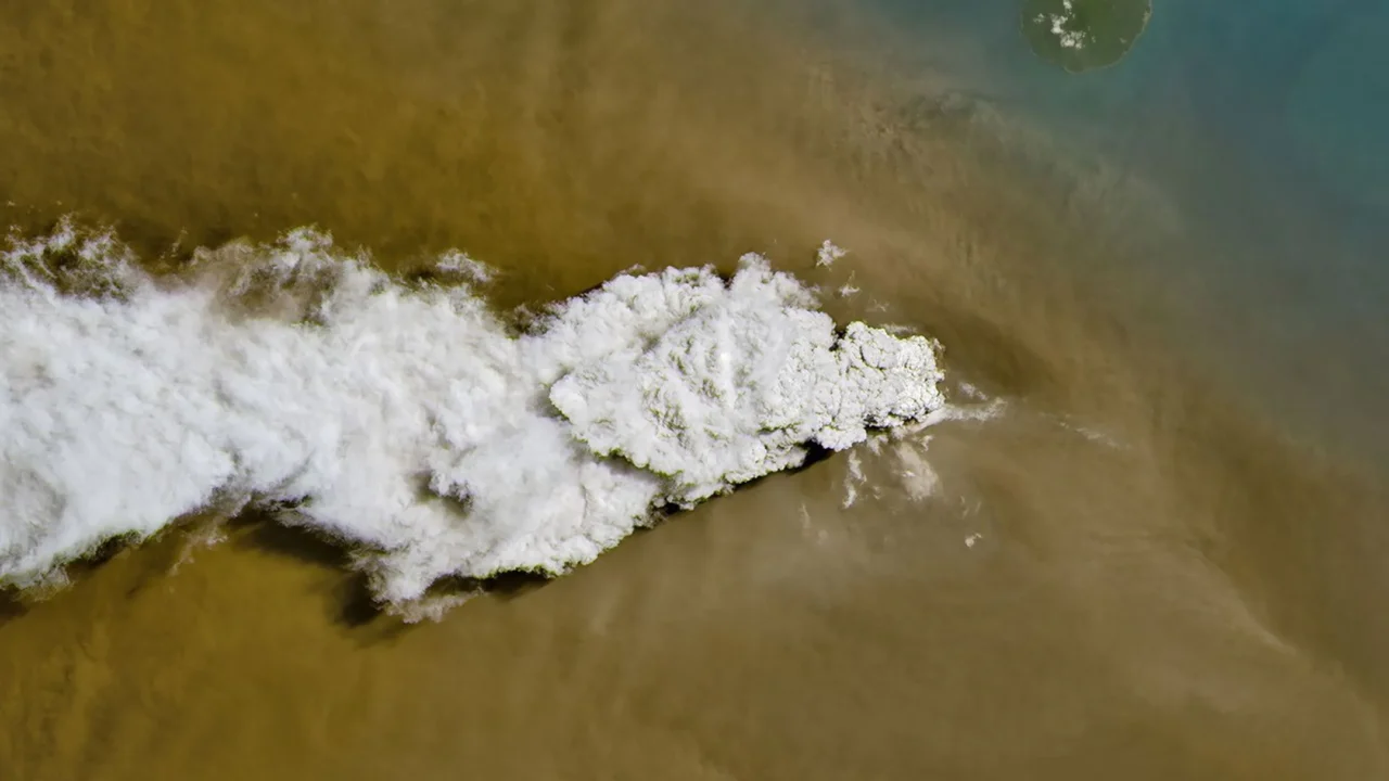 O Anak Krakatau expele cinzas e gases vulcânicos nesta imagem obtida com o OLI (Operational Land Imager) no Landsat 8 em 5 de setembro de 2026.