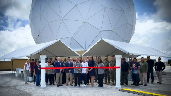 Membros da NASA, do Gabinete do Governador de Guam, militares e familiares se reuniram para celebrar o retorno às operações da Estação Remota de Guam.