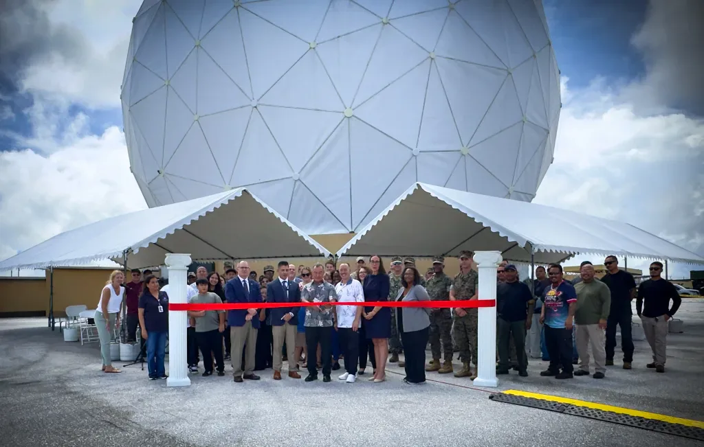 Membros da NASA, do Gabinete do Governador de Guam, militares e familiares se reuniram para celebrar o retorno às operações da Estação Remota de Guam.